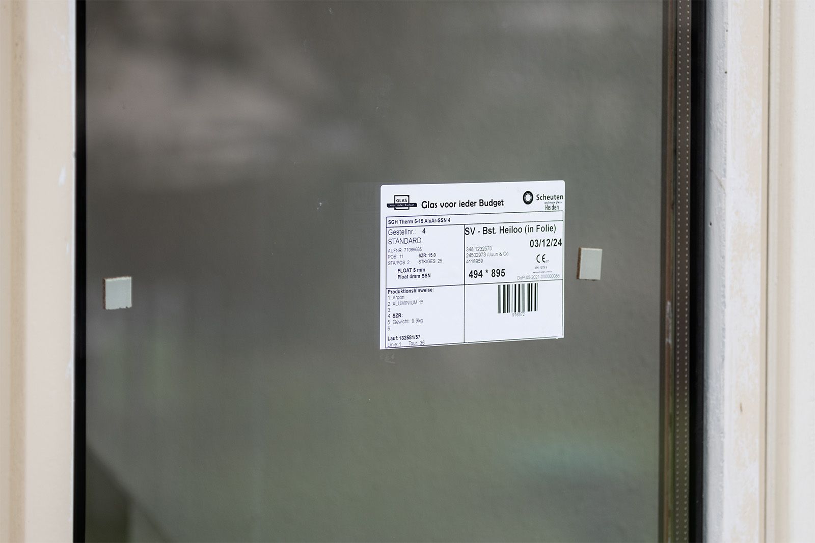 Een raam met sticker van Glas voor ieder Budget