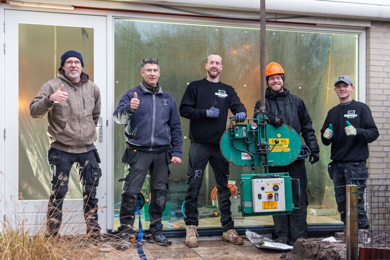 Medewerkers van Glas voor ieder Budget die staan voor een pas gezet raam